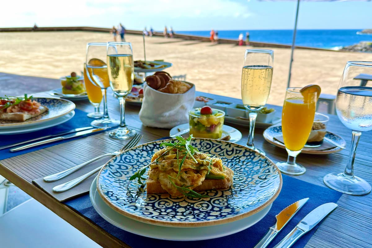 Exclusive brunch for 2 people in the Cafeteria del Auditorio 🍳🍰