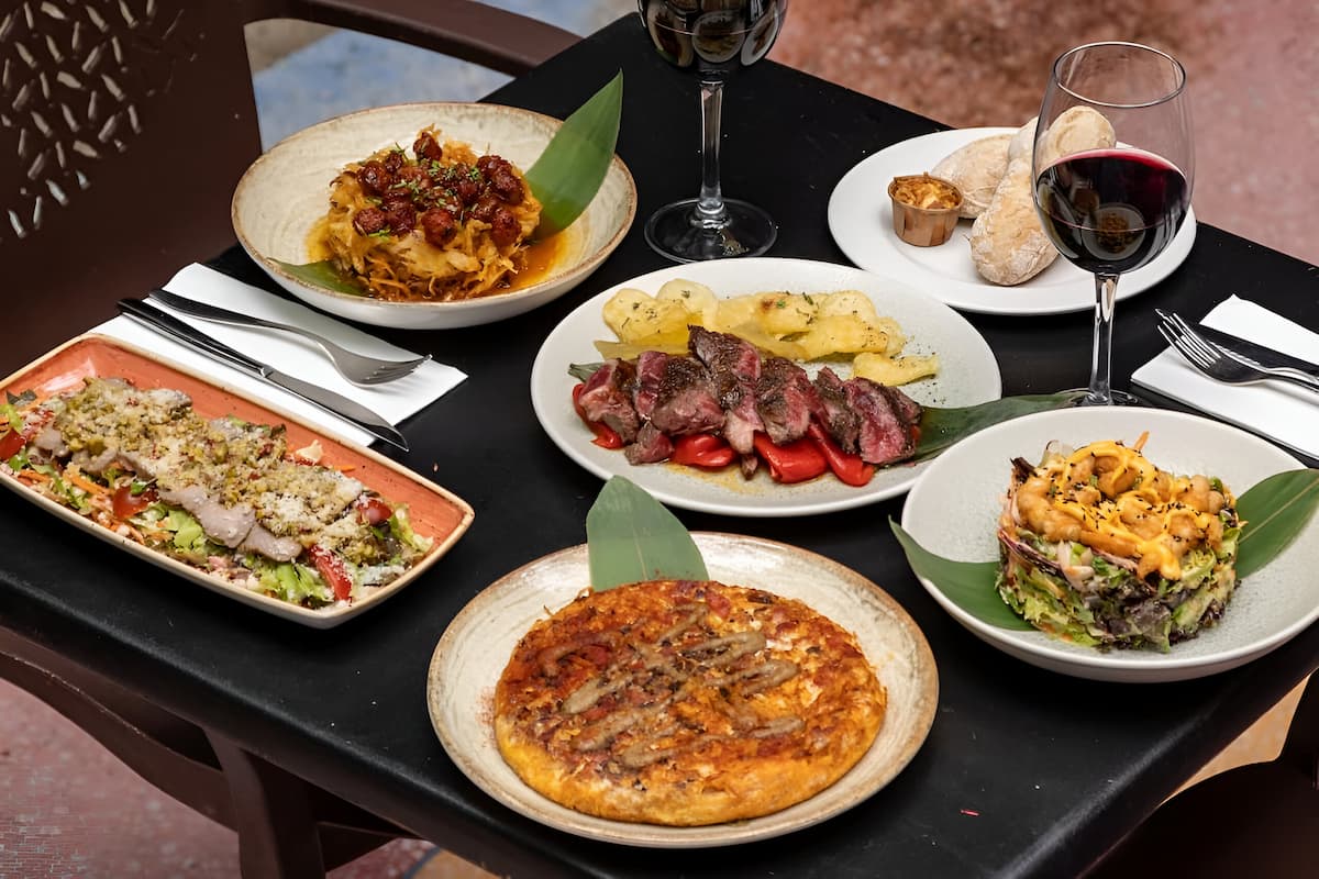 Delicioso menú para 2 personas en el corazón de la Noria 🍽️🍷