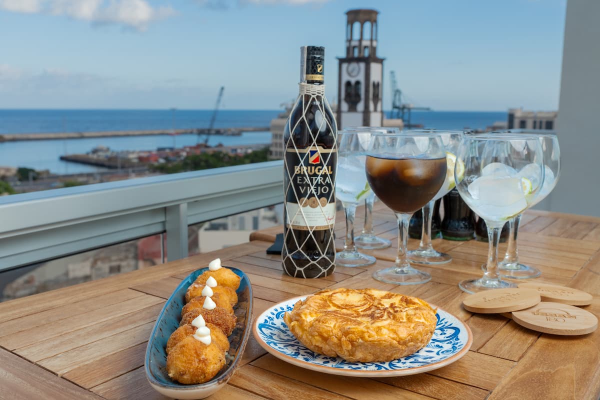 ¡Disfruta con amigos en la azotea de moda! 🌆🍹