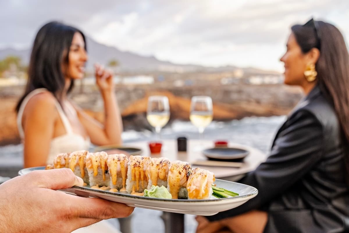 Sushi para 2 personas frente al mar ¡El rincón nipón en Playa Paraíso! 🍣🌊