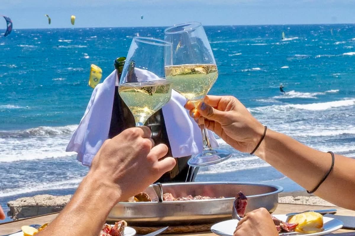 Delicioso menú de paella para 2 personas en primera línea de playa en El Médano ¡Tu oasis en el paraíso! 🥘🐚