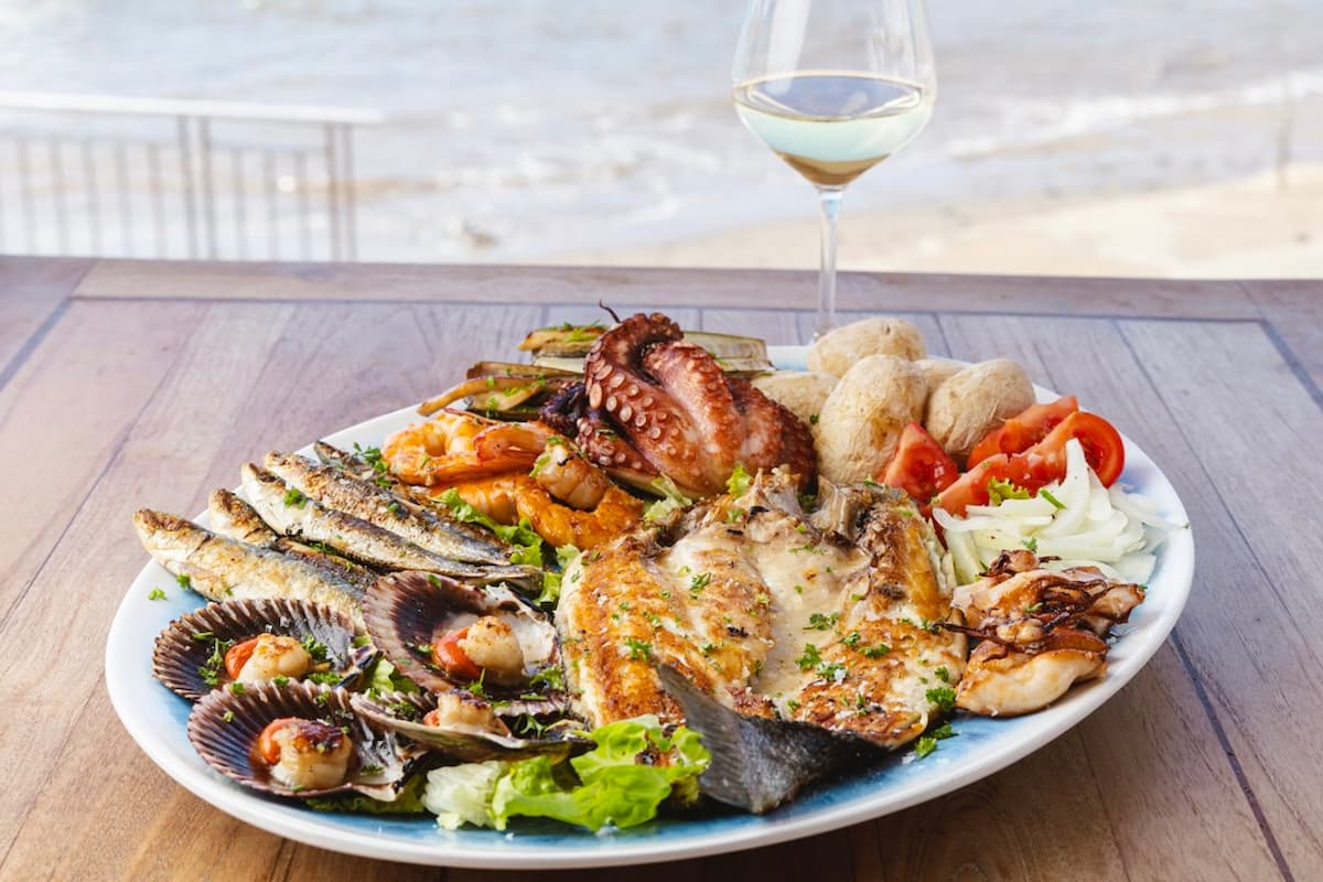 Sea menu for 2 people + drinks in the chiringuito with more roll in the south 🍷🍤🌊